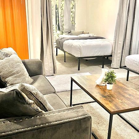 Two Bedroom Villa Studio With Fireplace & Living Room 디트로이트 외부 사진