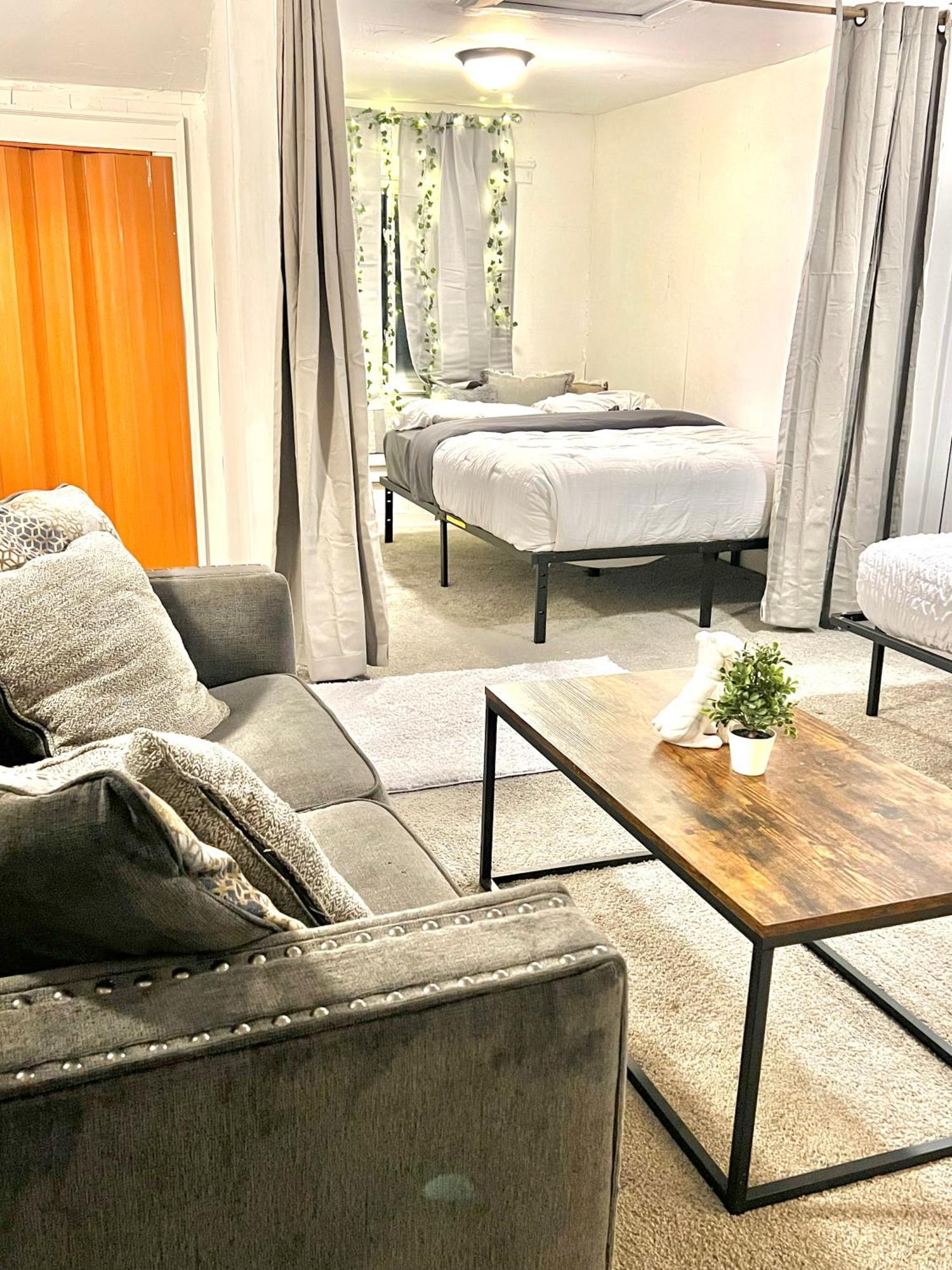 Two Bedroom Villa Studio With Fireplace & Living Room 디트로이트 외부 사진